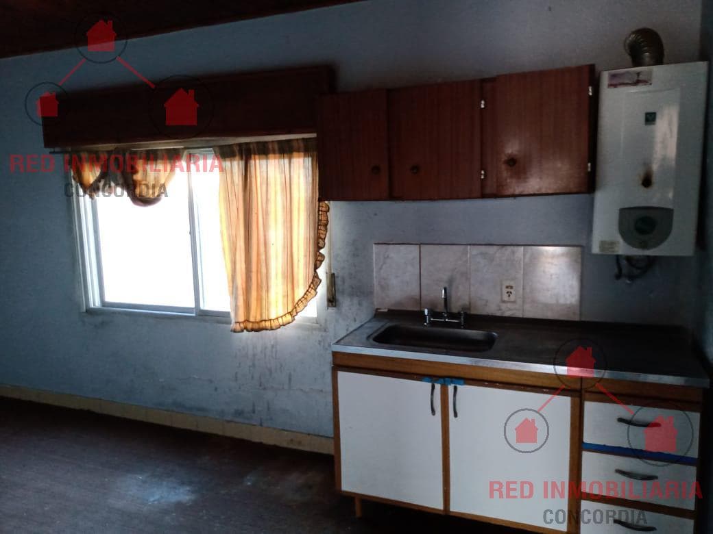 Departamento en planta alta, con un dormitorio, baño, cocina comedor. Frente al Bersa.- - 1