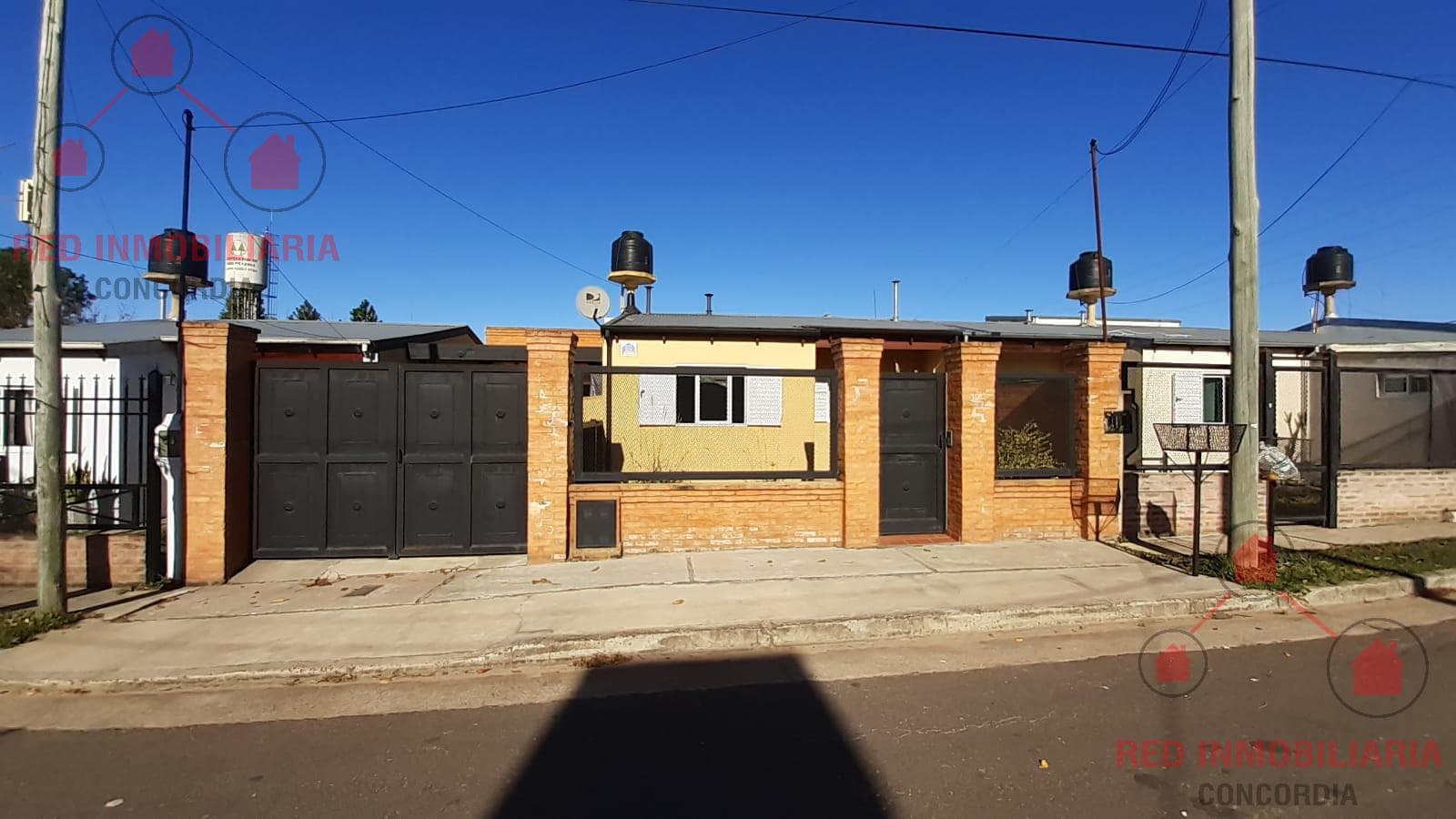 Casa en muy buen estado, con dos dormitorios, baño, cocina comedor, patio con quincho, baño, cochera - 1