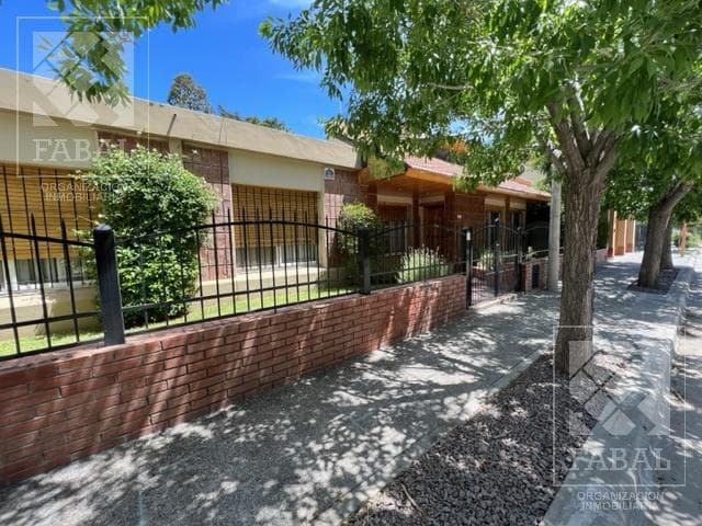 Casa venta Allen, 4 dormitorios, 3 baños, cochera, jardín con parrilla y estudio independiente - 1