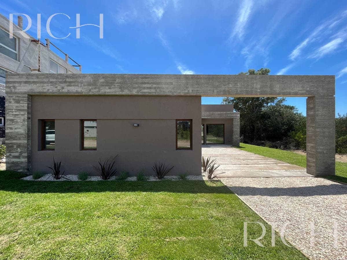 Casa en venta en Costa Esmeralda con vista a cancha de golf - 1
