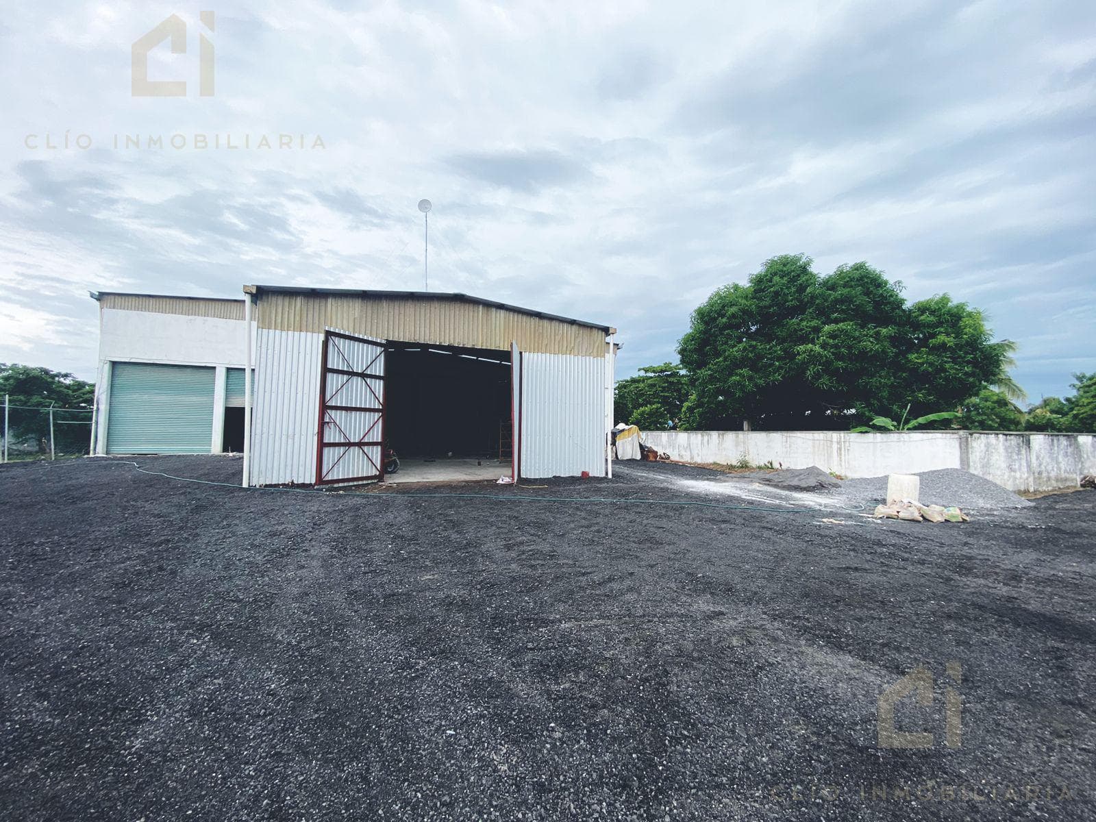 Bodega Industrial en venta en Veracruz, Jose Cardel con 500m2 de construcción, toma de agua, baños con regaderas, patio de maniobras - 1