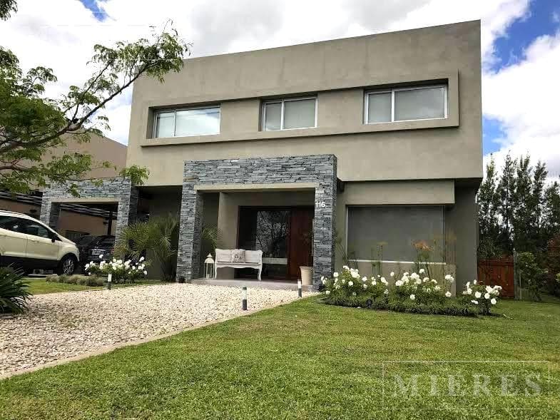 Muy linda casa en Alquiler en Los Lagos, Nordelta. - 1