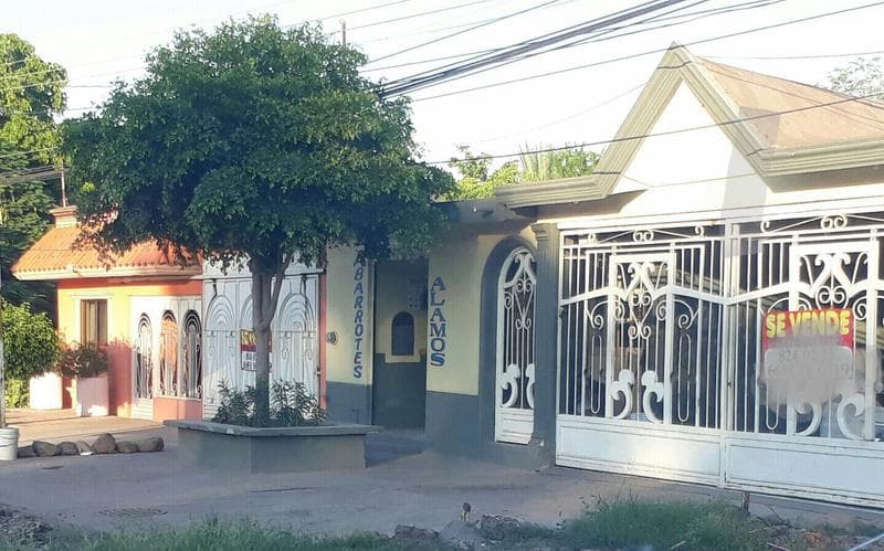 Casa sola se vende como terreno comercial para construir - 1