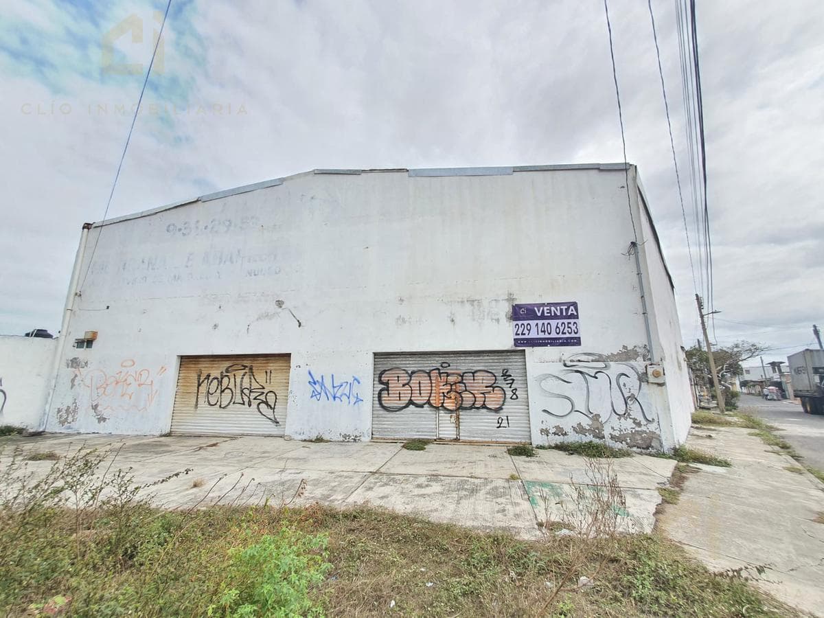 Bodega en venta en Veracruz sobre la Avenida Miguel Ángel de Quevedo, cuenta con baños, oficina y altura de mas de 3 metros - 1
