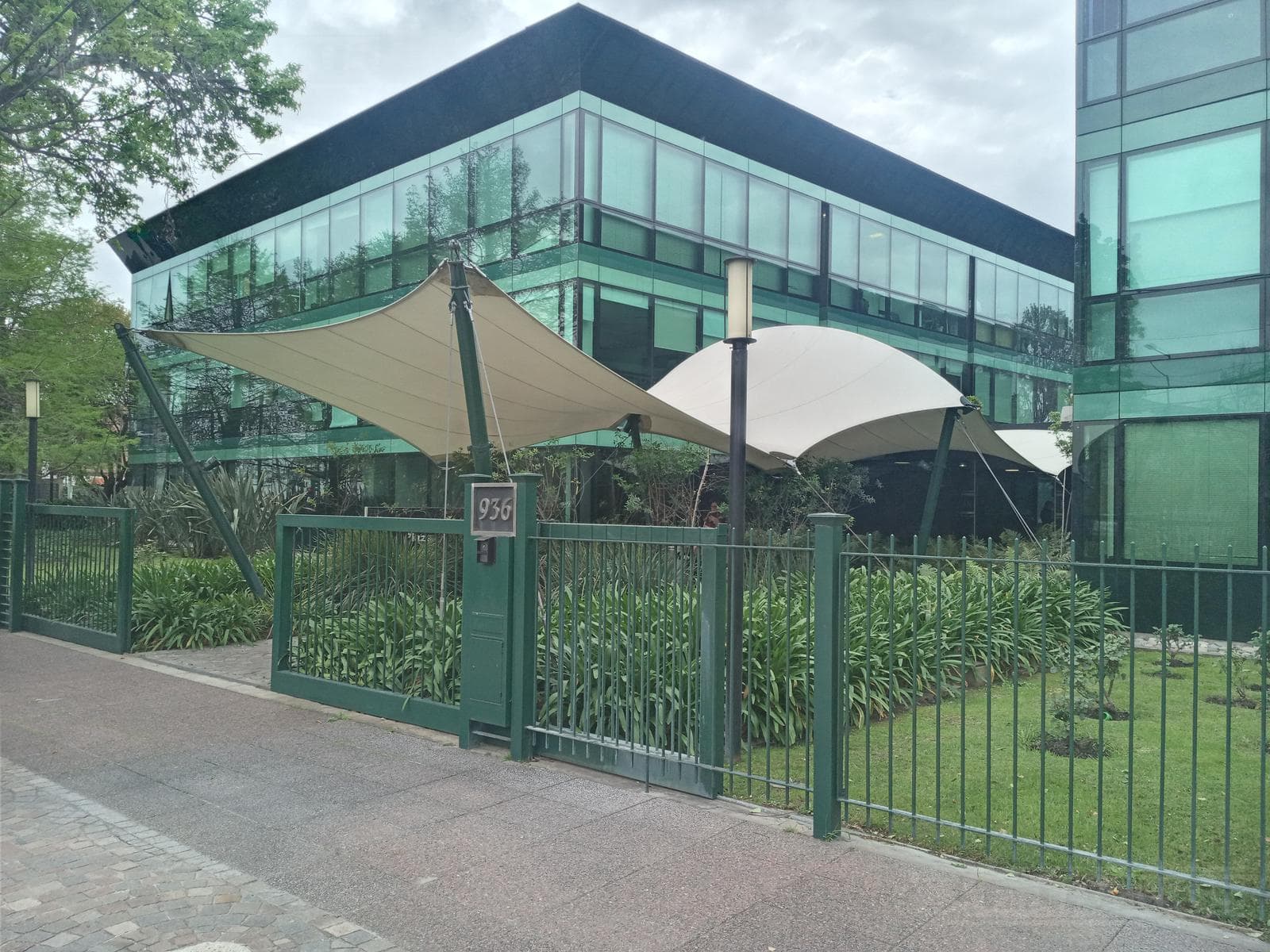 Alquiler de oficina de 350 m2 en Martínez - 1