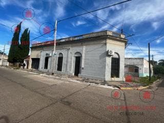 Casa en esquina. Posibilidad de valor comercial. Tiene cuatro habitaciones, dos baños, cocina comedor, garaje para dos autos, patio con pileta, quincho con baño.- - 1