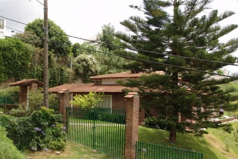 Excelente propiedad de 3 dormitorios con pileta y garaje - 1