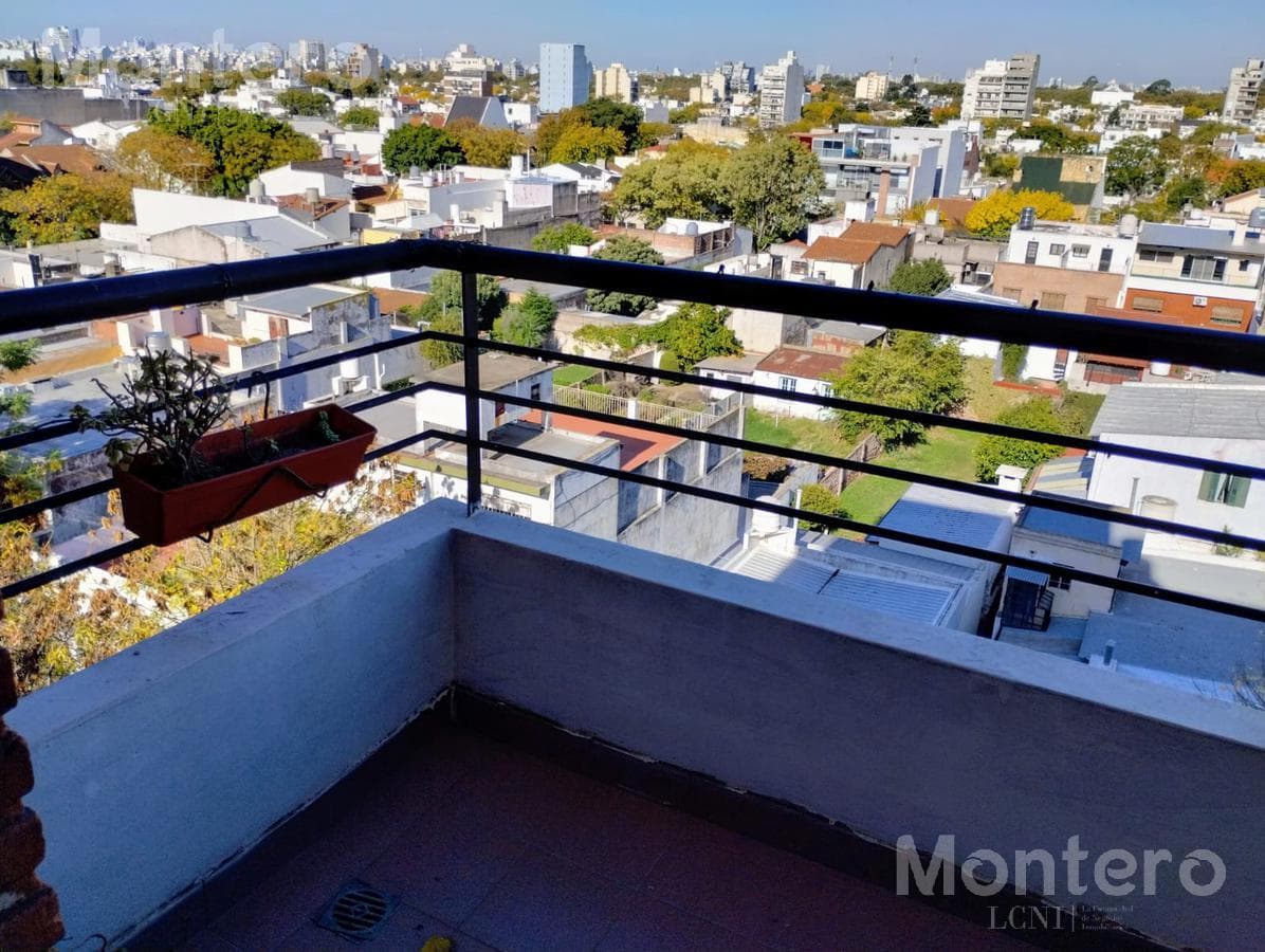 Venta Departamento 2 amb.- Amplio, cómodo y muy luminoso! Balcon, vista abierta. Cochera fija y cubierta - 1