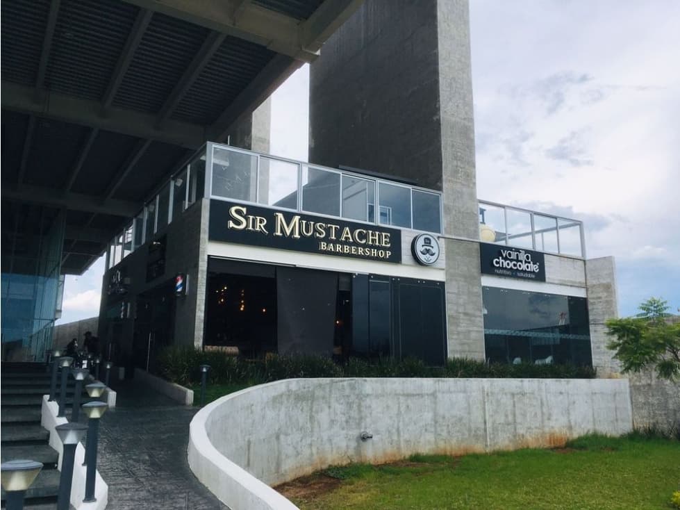 SE RENTA LOCAL COMERCIAL EN PLAZA CERCA DE GLORIETA PAPA ALTOZANO - 1