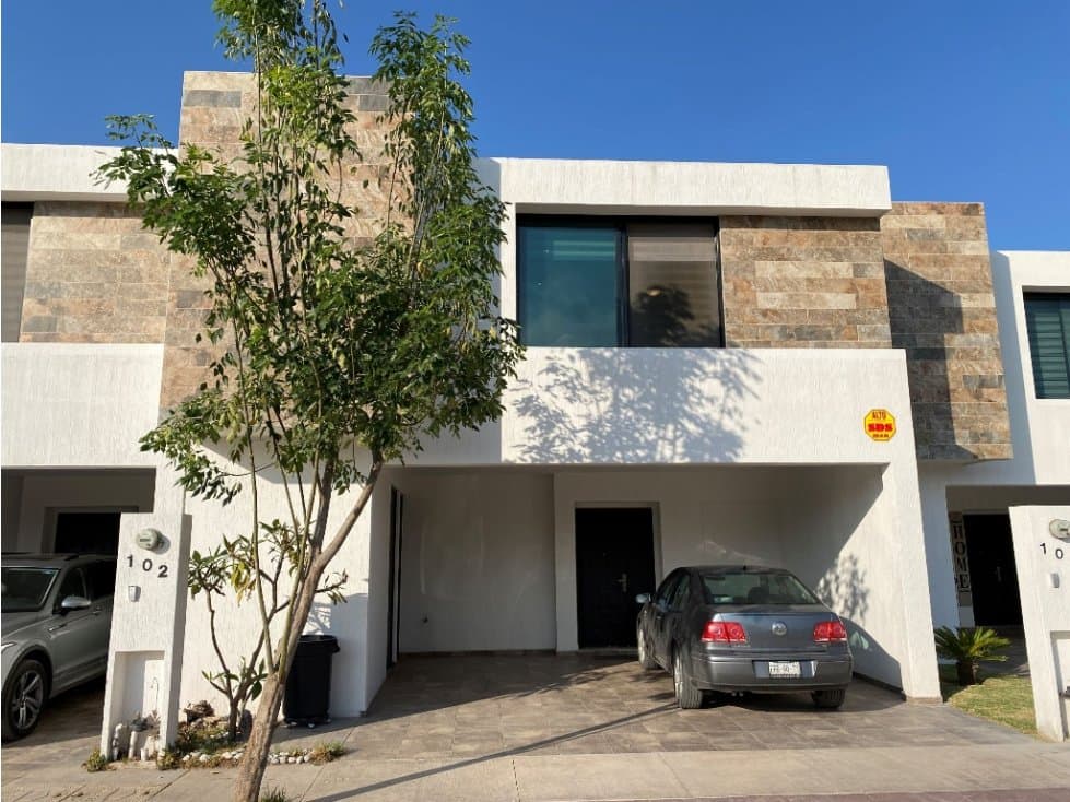 En Renta Amplia Casa Amueblada en Privada - 1