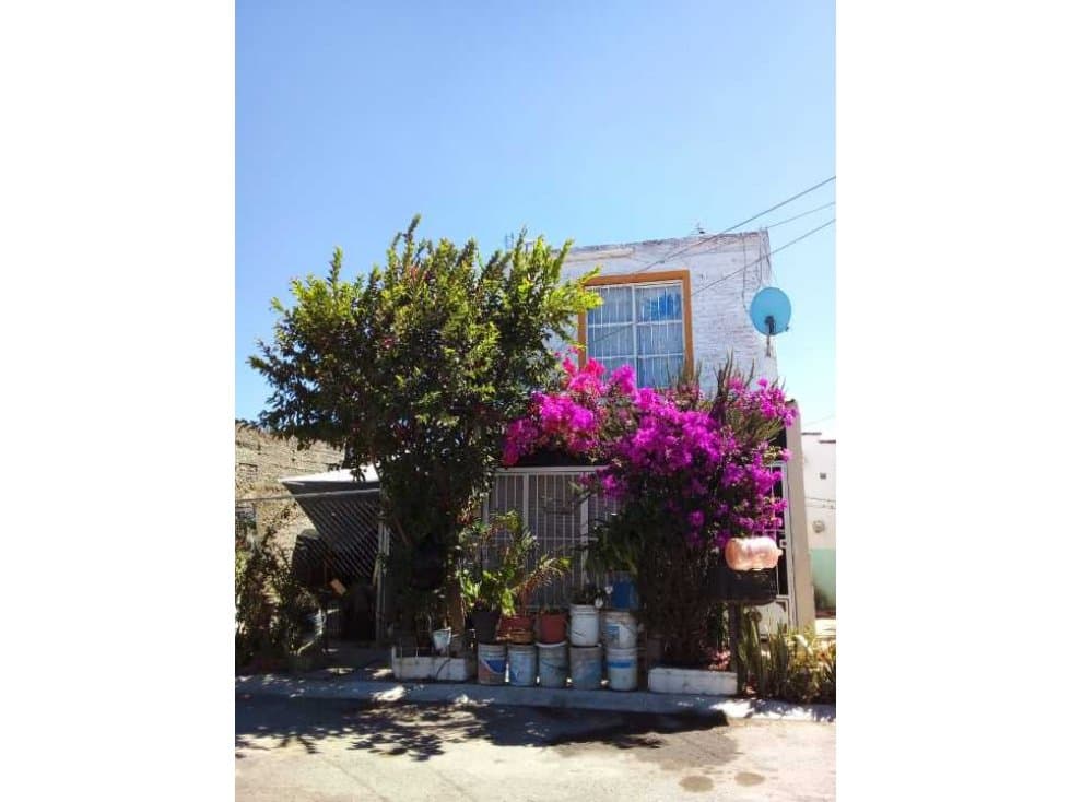 ERMOSA CASA PARA TODA UNA FAMILIA BUENA UVICACION A ESPALDAS DE BODEG - 1