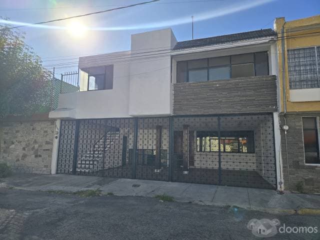 CASA EN RENTA EN PUEBLA A UNA CALLE DEL INSTITUTO ORIENTE - 1