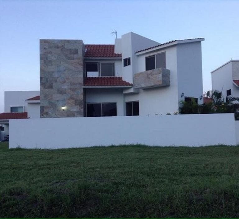 Preciosa residencia con recamara en planta baja - 1